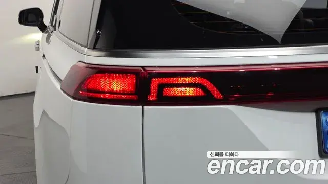 Kia Carnival 2023 — ფოტო 25/34