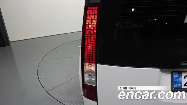 Hyundai Staria 2021 — ფოტო 8/31