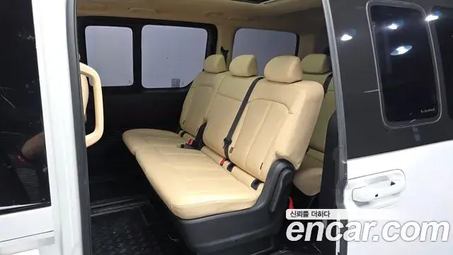 Hyundai Staria 2021 — ფოტო 4/31