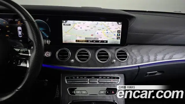 Mercedes-Benz E-Class 2021 — Şəkil 28/33