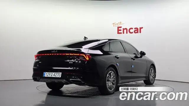 Kia K5 2023 — Şəkil 28/30