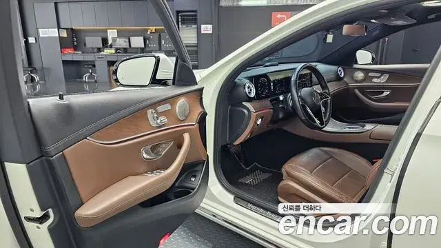 Mercedes-Benz E-Class 2021 — Фото 10/20