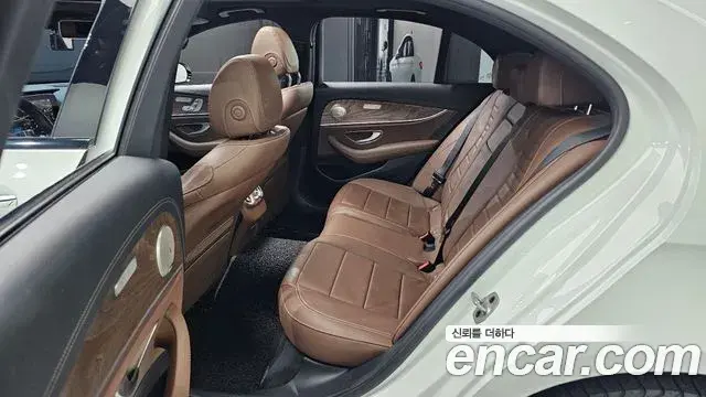 Mercedes-Benz E-Class 2021 — Фото 12/20