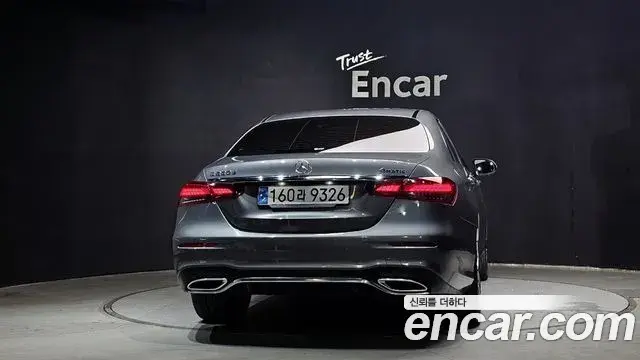 Mercedes-Benz E-Class 2022 — Photo 4/31