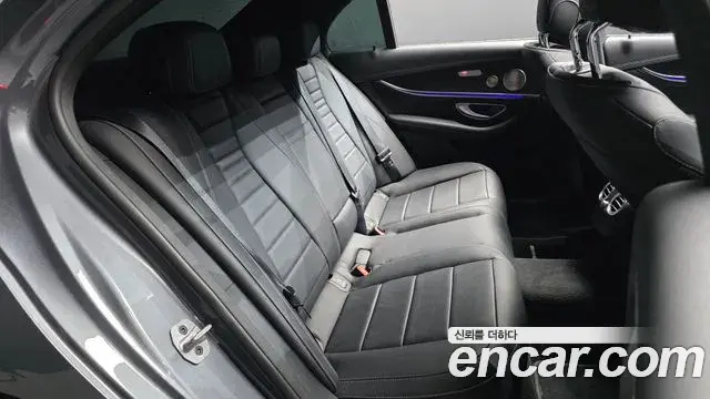 Mercedes-Benz E-Class 2022 — Photo 10/31