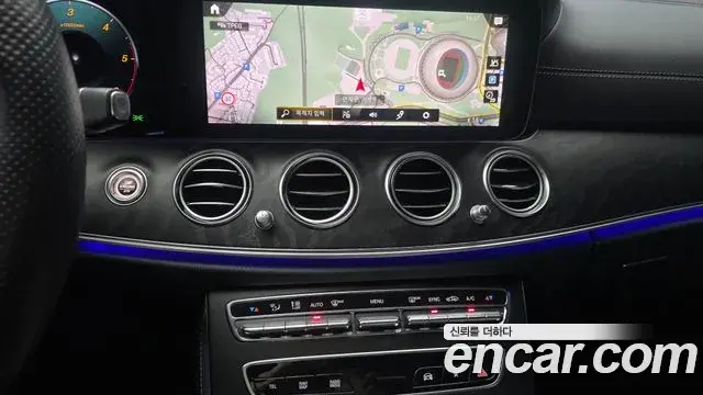 Mercedes-Benz E-Class 2022 — Photo 6/31