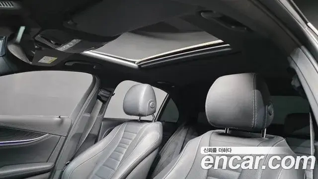 Mercedes-Benz E-Class 2022 — Photo 15/31