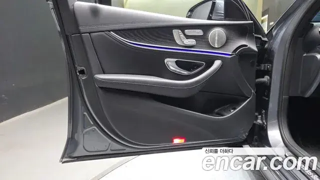 Mercedes-Benz E-Class 2022 — Photo 27/31