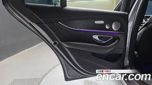 Mercedes-Benz E-Class 2022 — Photo 7/31