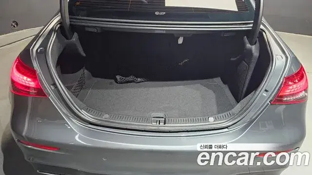 Mercedes-Benz E-Class 2022 — Photo 28/31