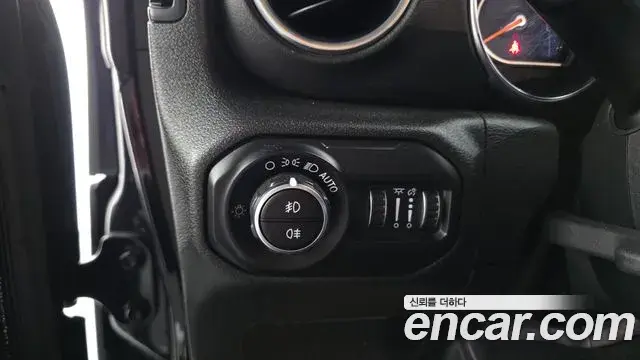 Jeep Wrangler 2019 — Фото 19/20