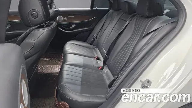 Mercedes-Benz E-Class 2019 — Şəkil 25/35