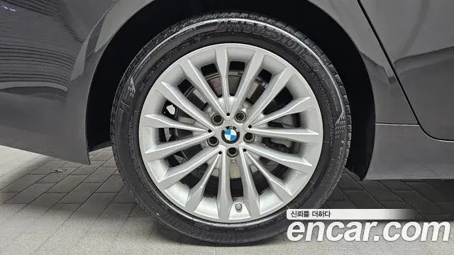 BMW 5 Series 2020 — ფოტო 29/31