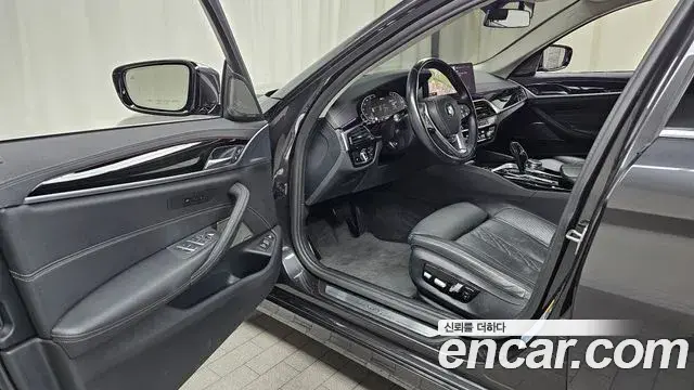 BMW 5 Series 2020 — ფოტო 22/31