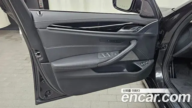 BMW 5 Series 2020 — ფოტო 26/31