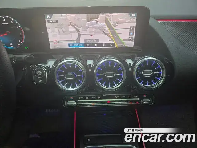 Mercedes-Benz GLA-Class 2023 — Photo 13/20