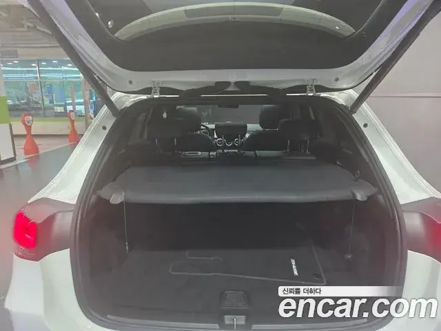 Mercedes-Benz GLA-Class 2023 — Photo 12/20