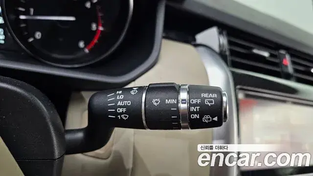 Land Rover Discovery 5 2018 — ფოტო 17/20
