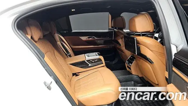 BMW 7 Series 2019 — Фото 12/20