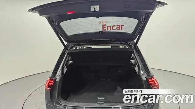 Volkswagen Tiguan 2020 — ფოტო 14/20