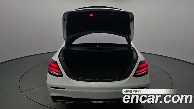 Mercedes-Benz E-Class 2019 — Şəkil 33/36