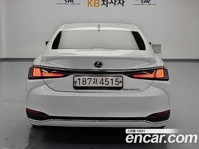 Lexus ES300h 2023 — ფოტო 12/19