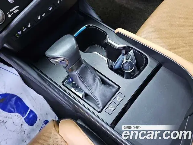 Lexus ES300h 2023 — ფოტო 15/19