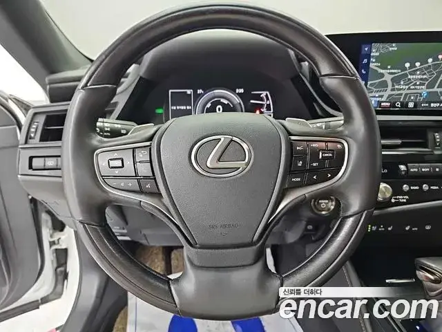 Lexus ES300h 2023 — ფოტო 16/19