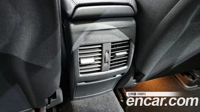Mercedes-Benz GLA-Class 2018 — Photo 9/32