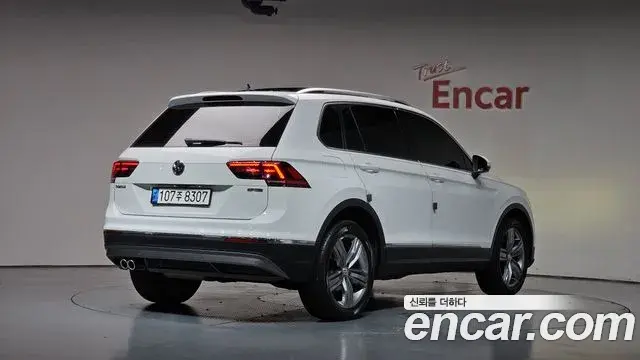 Volkswagen Tiguan 2018 — Şəkil 17/37