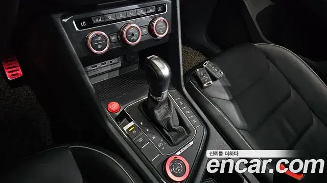 Volkswagen Tiguan 2018 — Şəkil 27/37