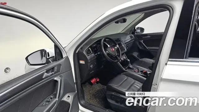 Volkswagen Tiguan 2018 — Şəkil 26/37