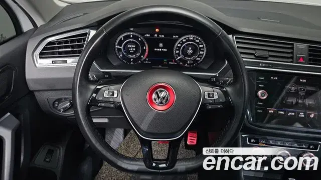Volkswagen Tiguan 2018 — Şəkil 19/37