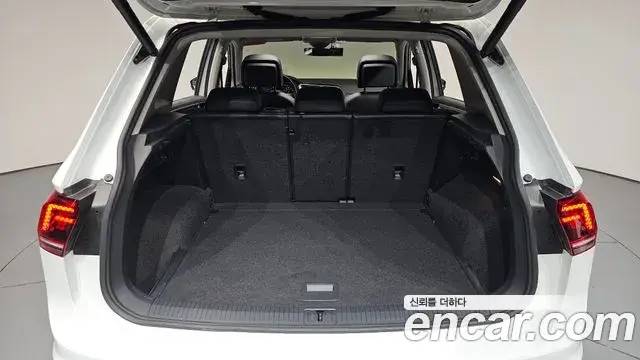 Volkswagen Tiguan 2018 — Şəkil 16/37