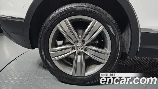 Volkswagen Tiguan 2018 — Şəkil 32/37