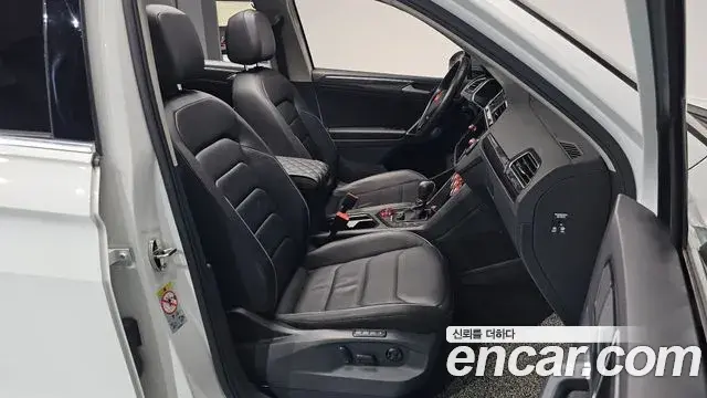 Volkswagen Tiguan 2018 — Şəkil 33/37