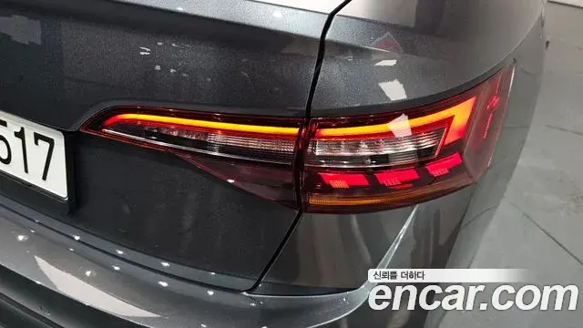 Volkswagen Jetta 2023 — ფოტო 23/35