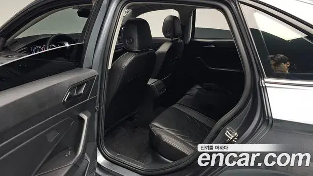 Volkswagen Jetta 2023 — ფოტო 31/35