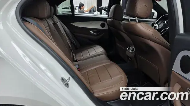 Mercedes-Benz E-Class 2021 — Фото 11/20