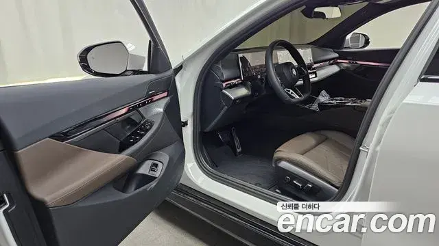 BMW 5 Series 2025 — Фото 10/20