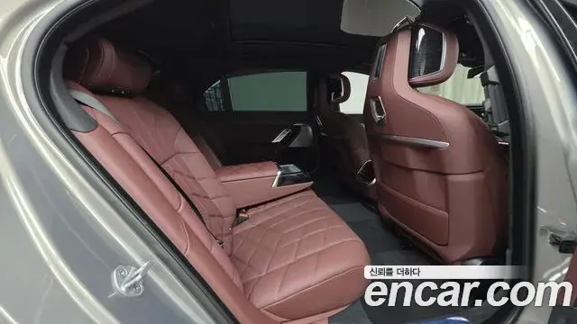 BMW 7 Series 2025 — Фото 12/20