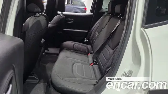 Jeep Renegade 2022 — Фото 11/20