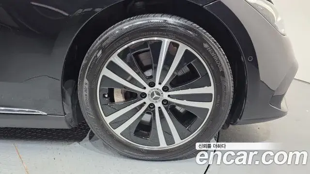 Mercedes-Benz EQE 2023 — Photo 18/30