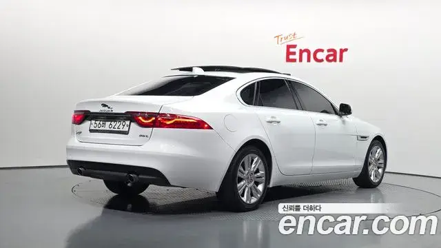 Jaguar XF 2018 — Фото 2/20