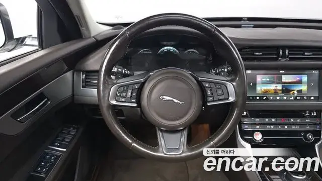 Jaguar XF 2018 — Фото 13/20