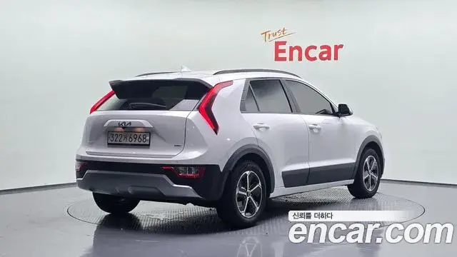 Kia Niro 2022 — Фото 2/20