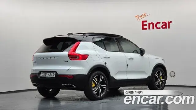 Volvo XC40 2018 — Фото 2/20