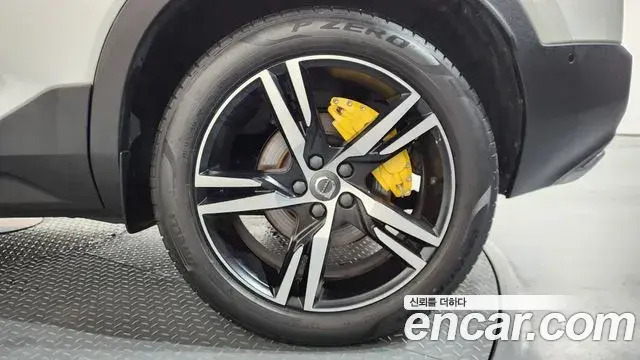 Volvo XC40 2018 — ფოტო 14/32