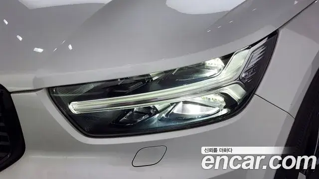 Volvo XC40 2018 — ფოტო 26/32