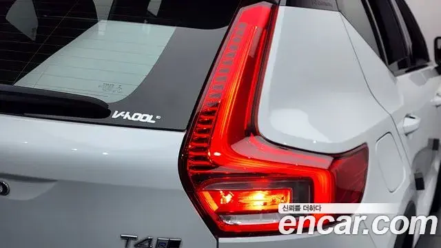 Volvo XC40 2018 — ფოტო 16/32